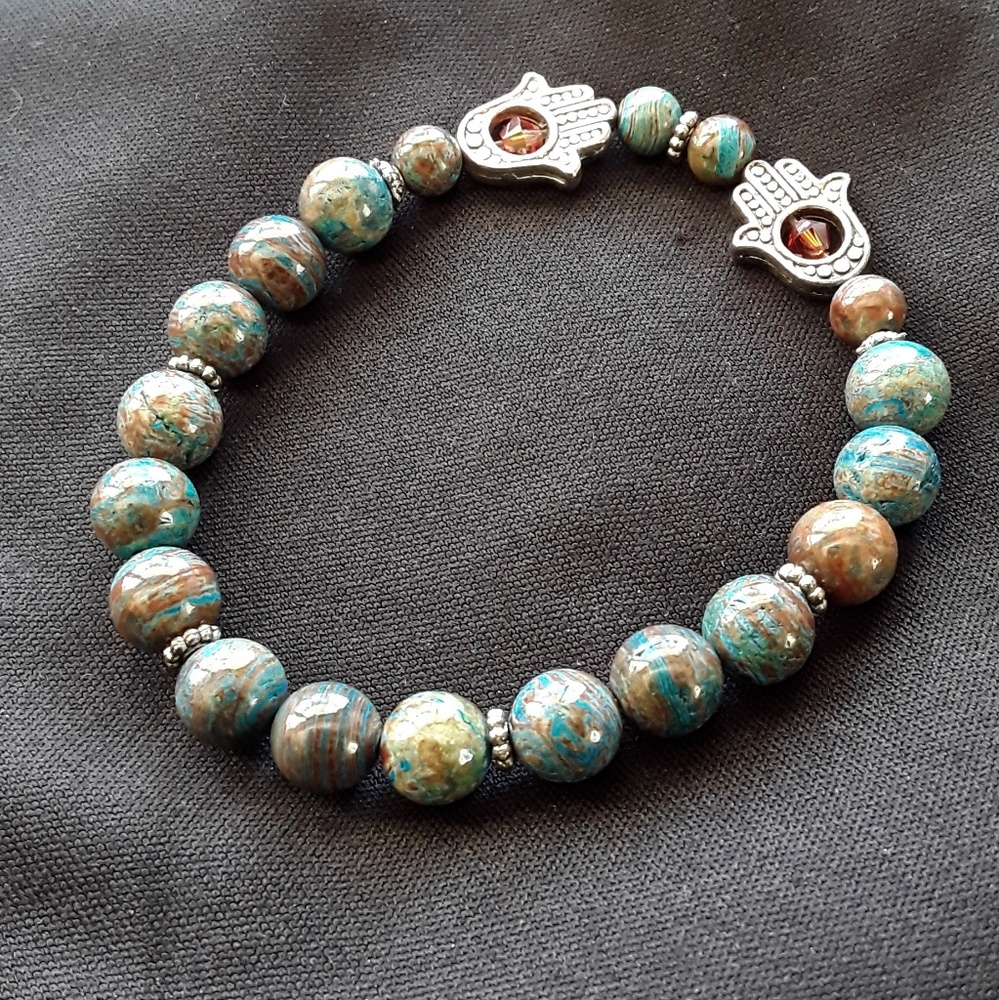 Bracelet blue and brown beads with hand